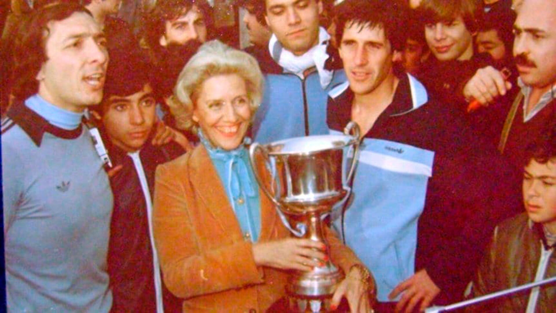 Amalita Fortabat festejando con los jugadores en 1981