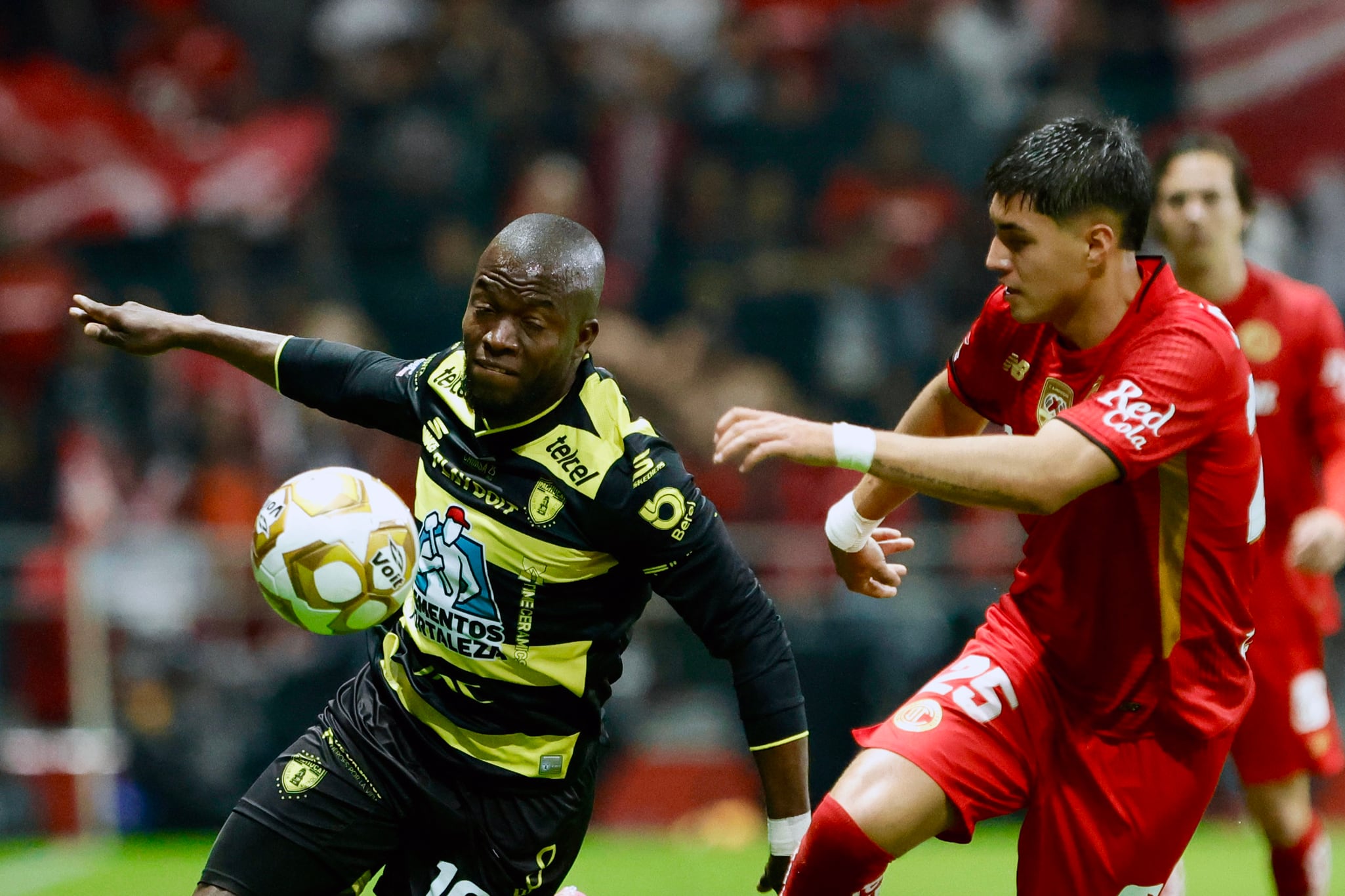 Everaldo López (d), de Toluca, disputa un balón con Enner Valencia, de Pachuca, en un partido por los cuartos de final de la Liga MX entre Toluca y Pachuca en el estadio Nemesio Diez en Toluca (México). EFE/Felipe Gutiérrez