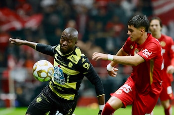 Everaldo López (d), de Toluca, disputa un balón con Enner Valencia, de Pachuca, en un partido por los cuartos de final de la Liga MX entre Toluca y Pachuca en el estadio Nemesio Diez en Toluca (México). EFE/Felipe Gutiérrez