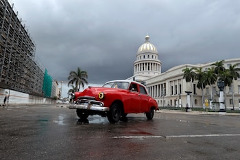Vista general de un vehículo antiguo al cruzar por el centro histórico de La Habana (EFE/Ernesto Mastrascusa)