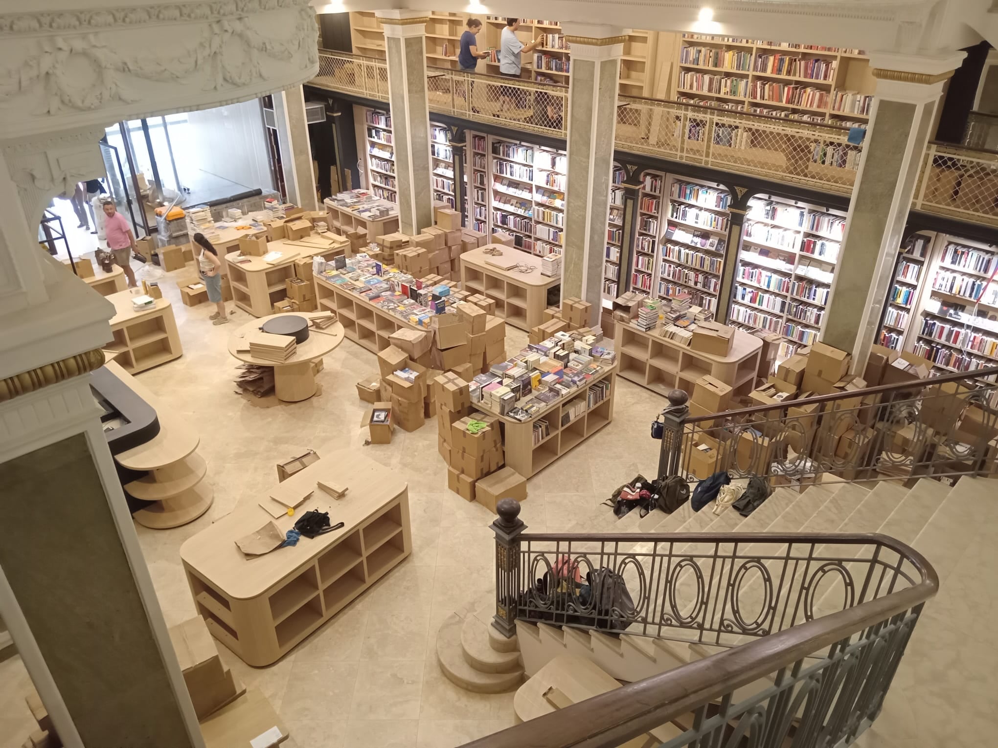 Feltrinelli desembarca en América Latina con una megalibrería. En las fotos cedidas por los socios, se ve cómo va quedando el ambicioso proyecto en la peatonal Sarandí de Montevideo