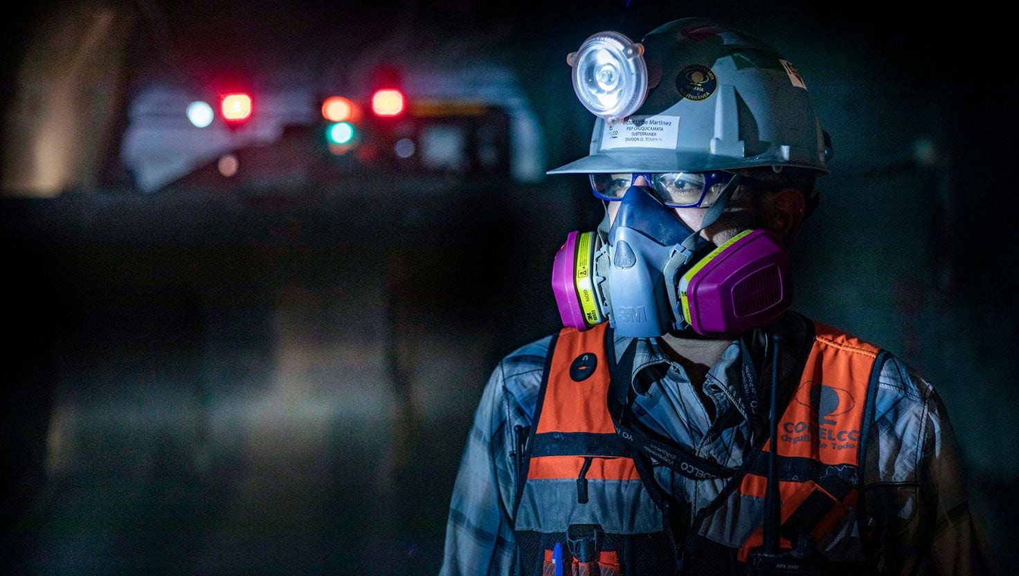 La minería informal y la falta de capacitación técnica dificultan la incorporación de trabajadores locales al sector formal.