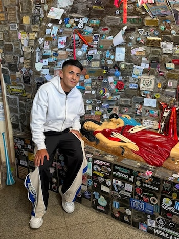 Thiago Almada visitó en San Juan santuarios de la Difunta Correa y San Expedito