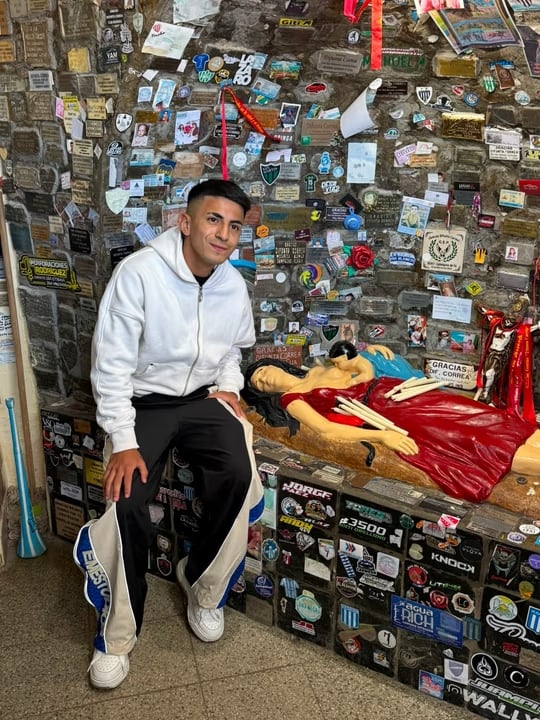 Thiago Almada visitó la Difunta Correa en San Juan para cumplir una promesa familiar después del Mundial 2026.