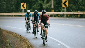 Los ciclistas ya no pueden circular por los arcenes de las carreteras: qué dice realmente la ley sobre esta prohibición