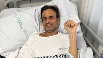 El eurodiputado Jaume Asens recibe el alta hospitalaria tras un trasplante de riñón, donado por su madre