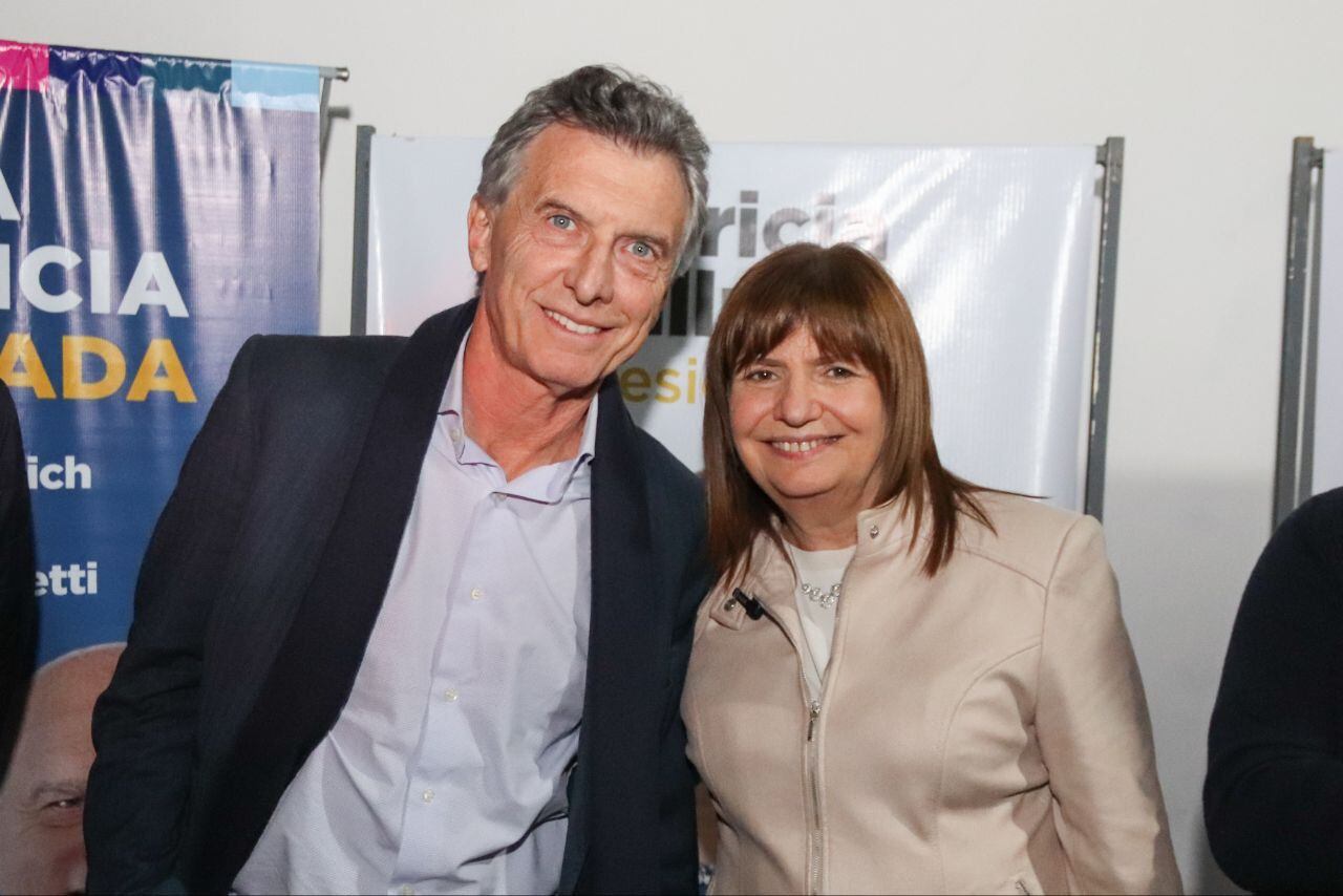Patricia Bullrich y Mauricio Macri. Sonrientes, en otro tiempo, durante una recorrida por Pergamino y Junín