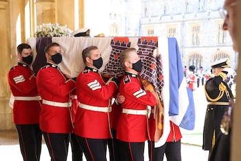 Los militares llevan el ataúd del príncipe Felipe, esposo de la reina Isabel, durante su funeral en Windsor, Gran Bretaña