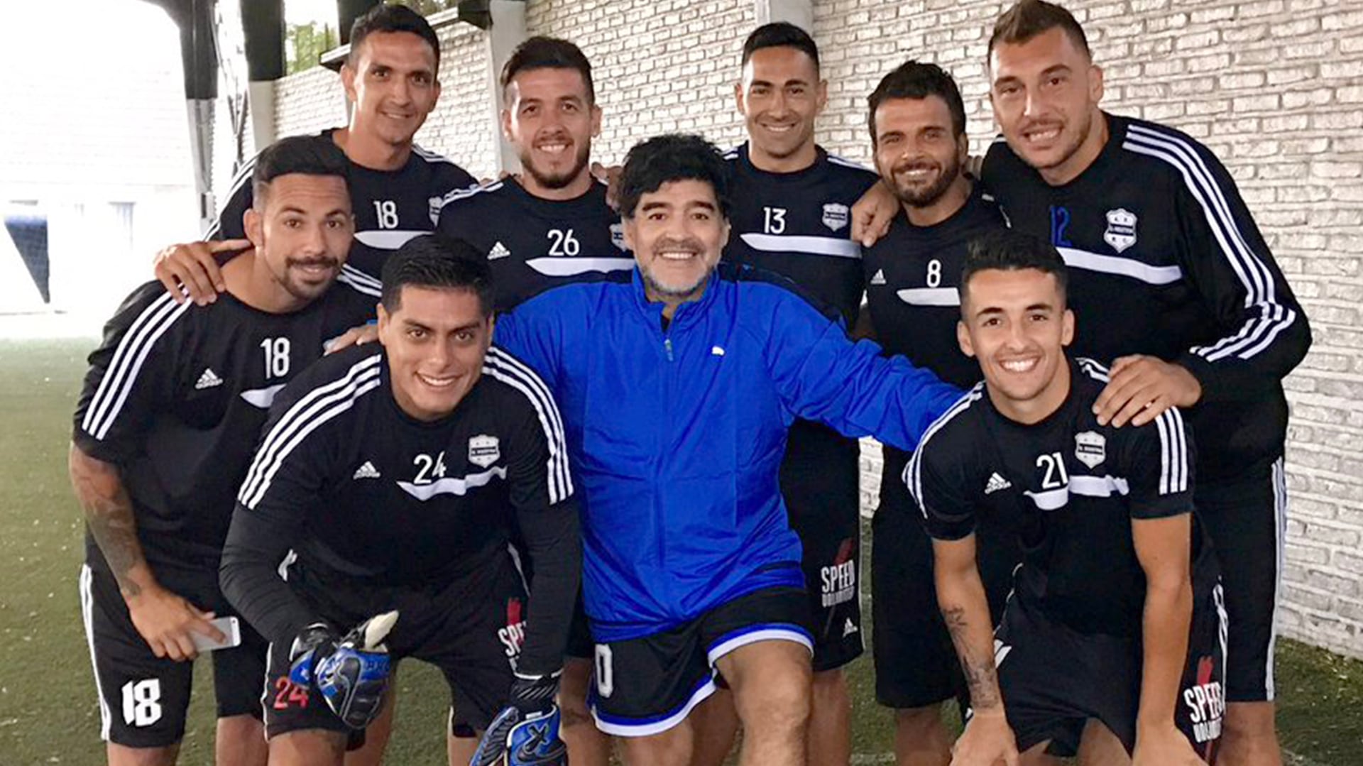 Diego Maradona colaboró varias veces con Deportivo Riestra: dirigió entrenamientos, brindó charlas motivadoras y observó partidos oficiales del equipo (@prensariestra)