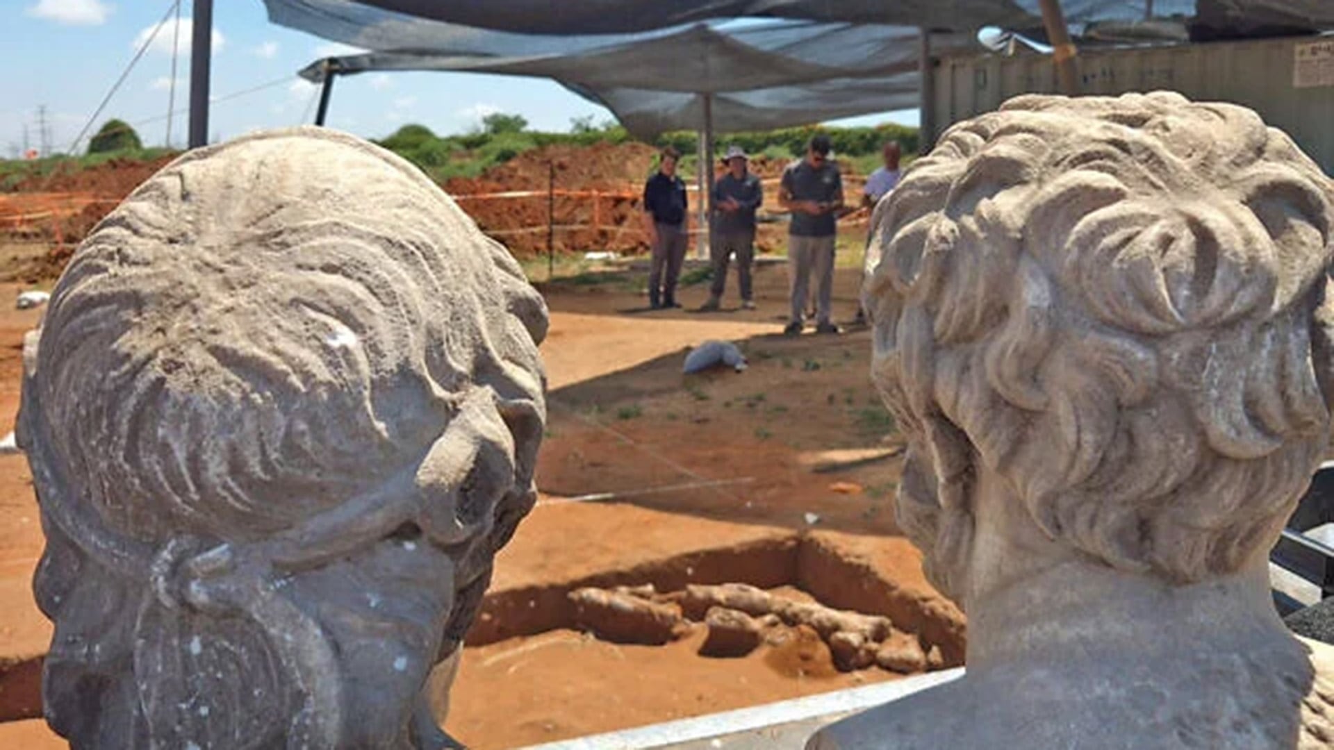 Los arqueólogos recuperan las figuras cuando faltaba poco para concluir las tareas en el sitio
(Autoridad de Antigüedades de Israel)