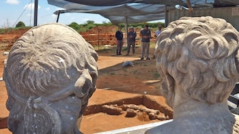 Dos estatuas de mármol de la época romana cerca de Cesarea