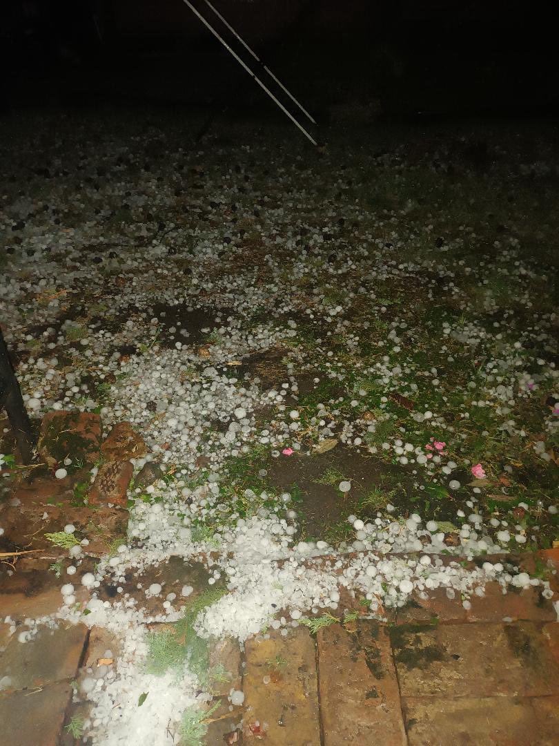 La impactante granizada cubrió extensas áreas con pequeñas esferas de hielo (Pilar Diario )