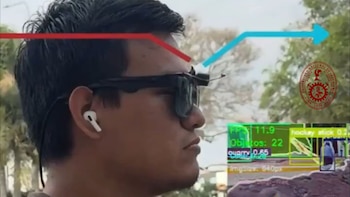 Estudiantes peruanos crean lentes con IA que guían a través de audio a personas ciegas en las calles