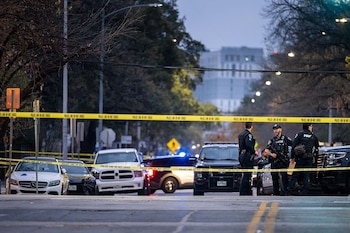 Oficiales de policía custodian una