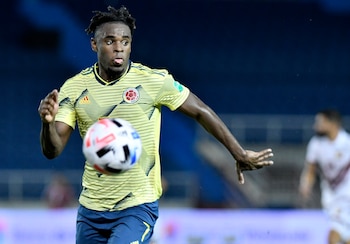 Duván Zapata de Colombia hoy, en un partido de las Eliminatorias Sudamericanas para el Mundial Catar 2022 entre las selecciones nacionales de Colombia y Venezuela en el estadio Metropolitano en Barranquilla (Colombia). EFE/Gabriel Aponte