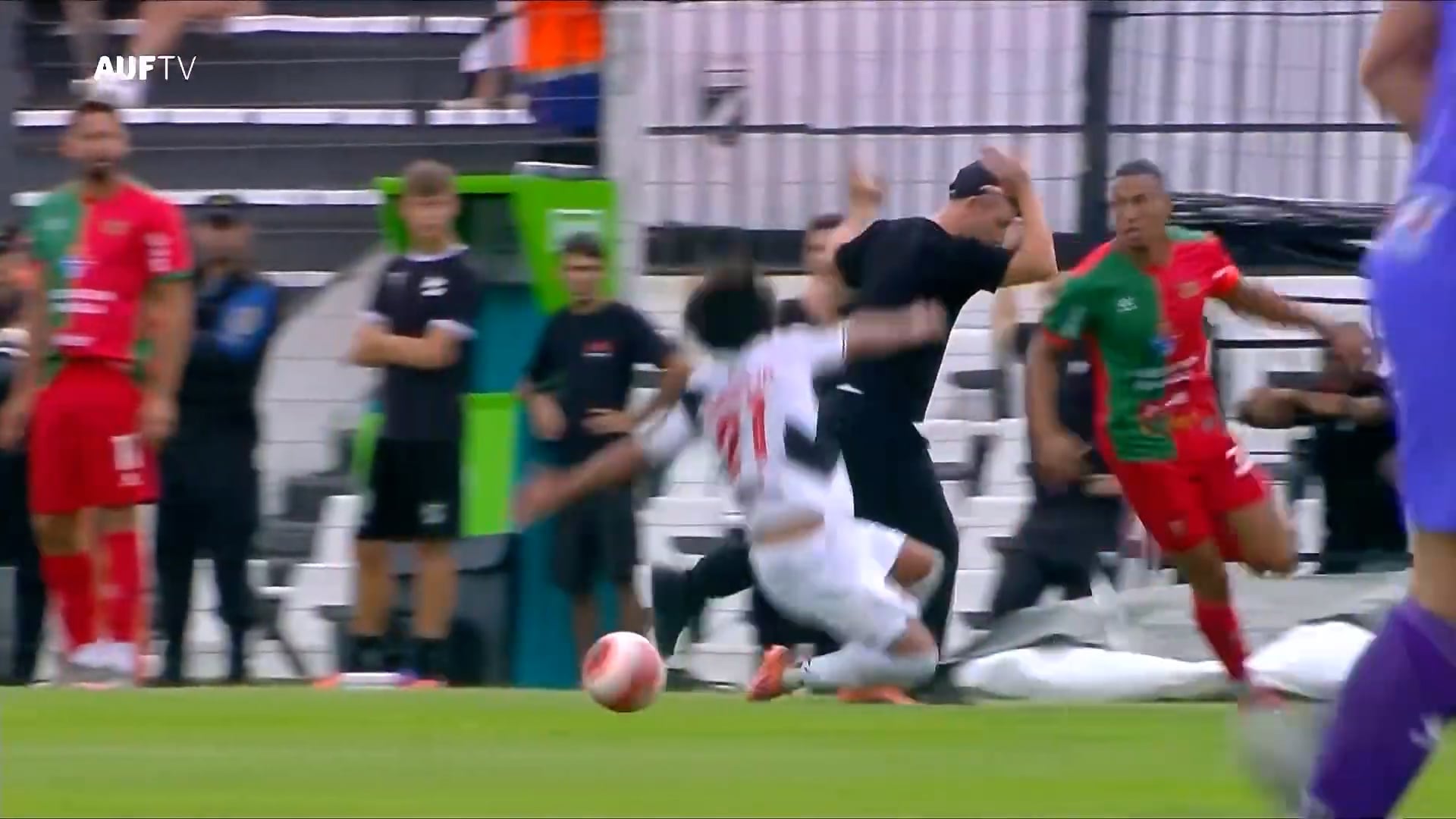 El entrenador de Boston River, Israel Damonte, choca con un jugador en una jugada que llevó a la anulación de un gol por el VAR en el fútbol uruguayo.