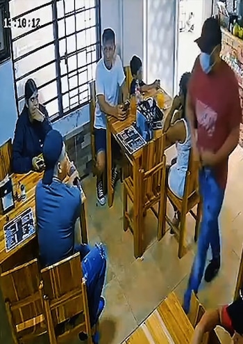 La patrullera fue observadora del individuo desde que entró en el establecimiento - crédito Policía Nacional