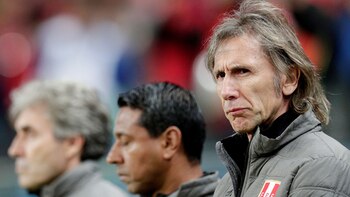 Solano acompañando a Gareca durante