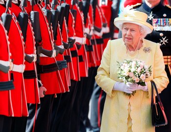 La reina Isabel II expresó