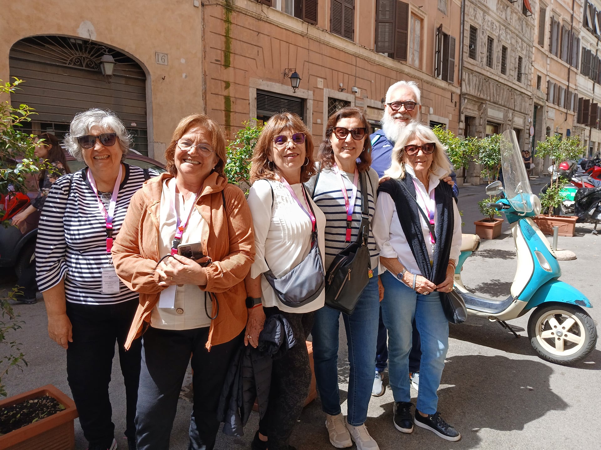 La calidad de las relaciones sociales a los cincuenta años es el principal predictor de felicidad y bienestar en la vejez, según estudios citados.