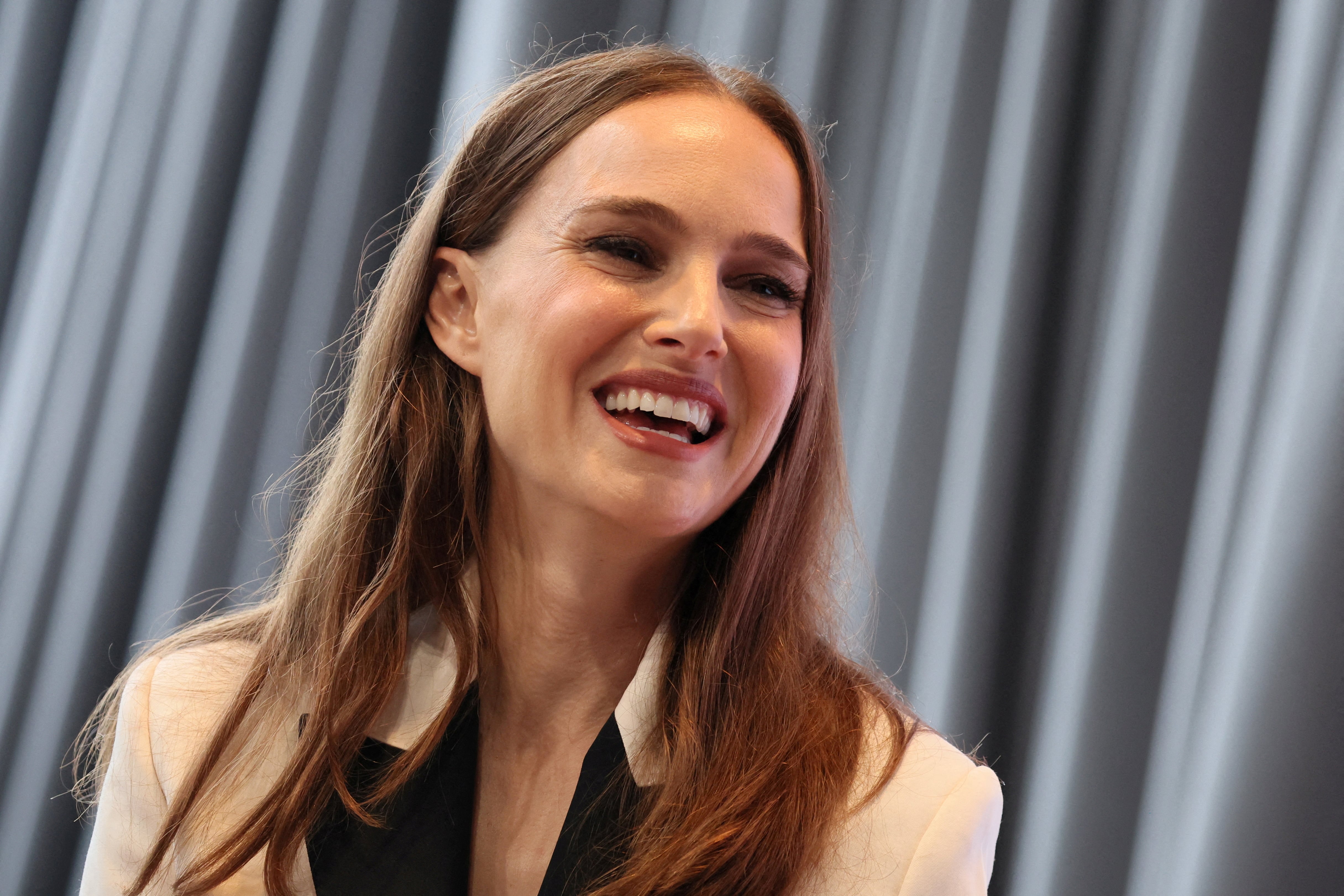 Una de las similitudes entre M y Natalie Portman remite al debut infantil de la actriz y al cambio de escenas del guion tras la intervención de su madre