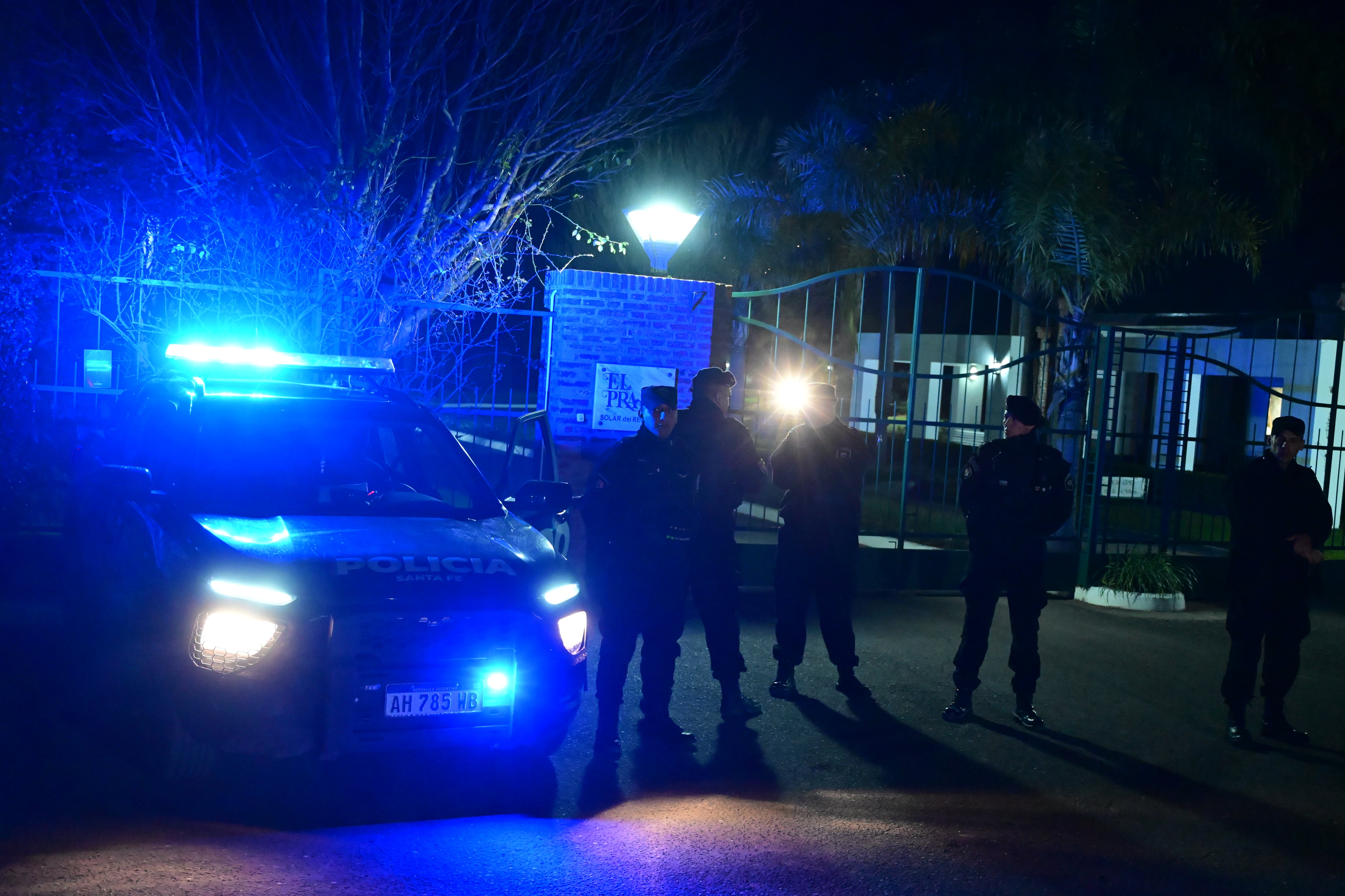 La policía custodia la entrada del cementerio EL Prado, donde despedirán los restos de Jorge Messi (RS Fotos)