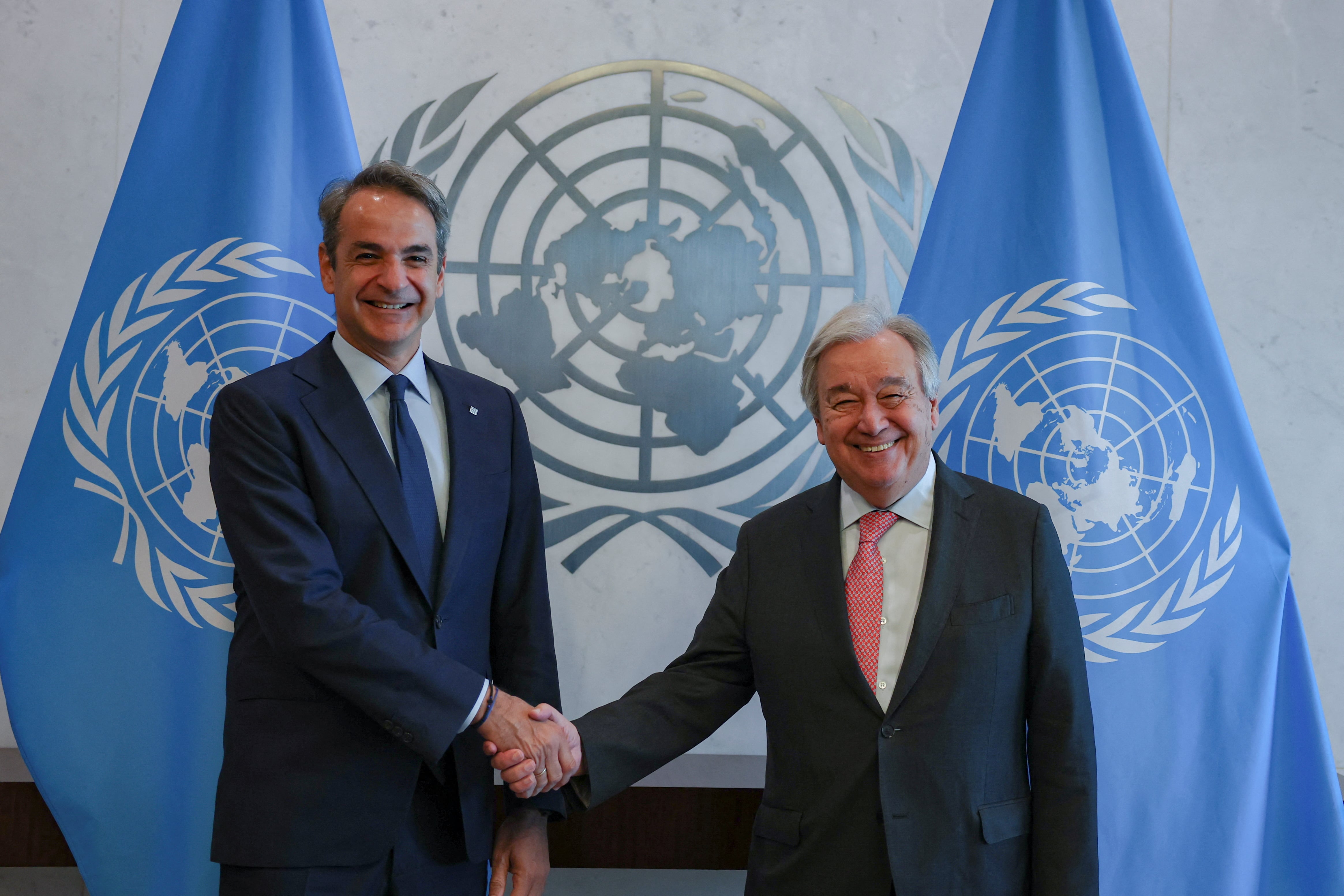 El primer ministro de Grecia, Kyriakos Mitsotakis, se reúne con el secretario general de las Naciones Unidas, António Guterres, en la sede de la ONU en Nueva York, Estados Unidos (REUTERS/Jeenah Moon/Archivo)