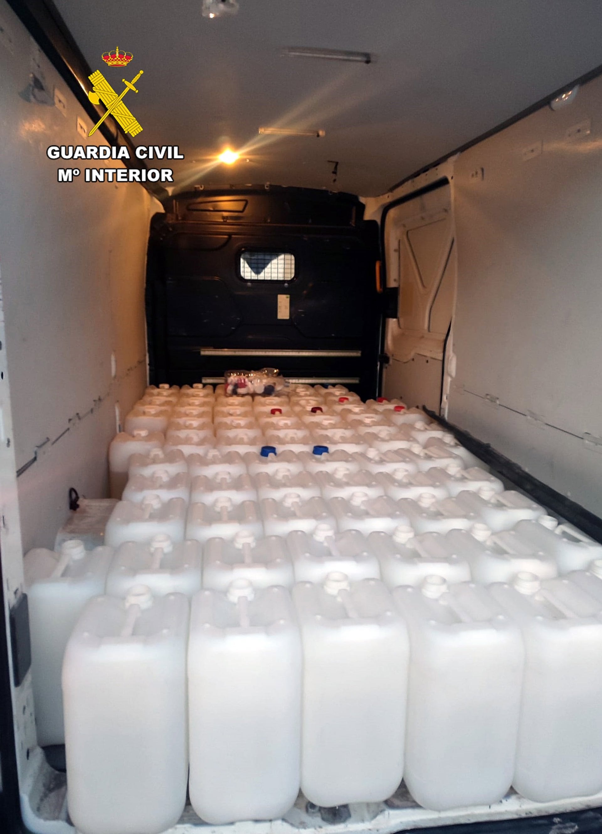 02/10/2026 Furgoneta con bidones de gasolina para