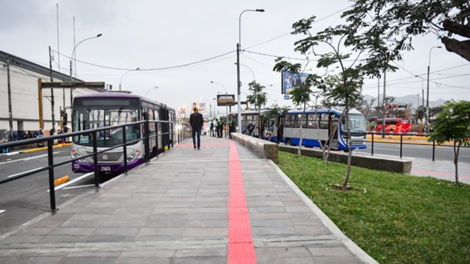 La intervención incorporó veredas renovadas, pisos de alta resistencia y áreas verdes frente a la plaza de Acho - Créditos: ATU.