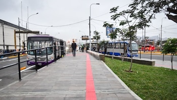 La intervención incorporó veredas renovadas, pisos de alta resistencia y áreas verdes frente a la plaza de Acho - Créditos: ATU.
