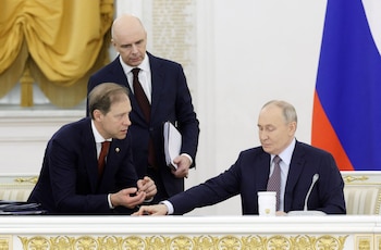 El presidente ruso, Vladímir Putin, el ministro de Finanzas, Antón Siluánov, y el viceprimer ministro primero, Denis Mantúrov (Sputnik/Gavriil Grigorov/REUTERS/Archivo)