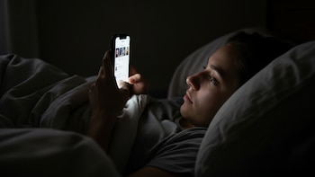 Por qué checar el celular al despertar o antes de dormir afecta tu salud física y mental