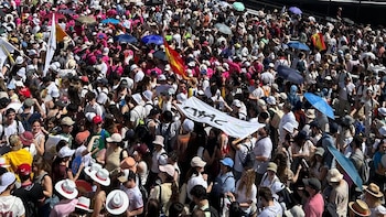 Cientos de jóvenes llegan a la Plaza de Lima para asistir a la vigilia: "Esperamos un mensaje de esperanza"