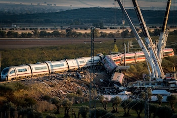 Varias grúas trabajan en la zona del accidente ferroviario en Urda, a 29 de octubre de 2026. (Diego Radamés / Europa Press)