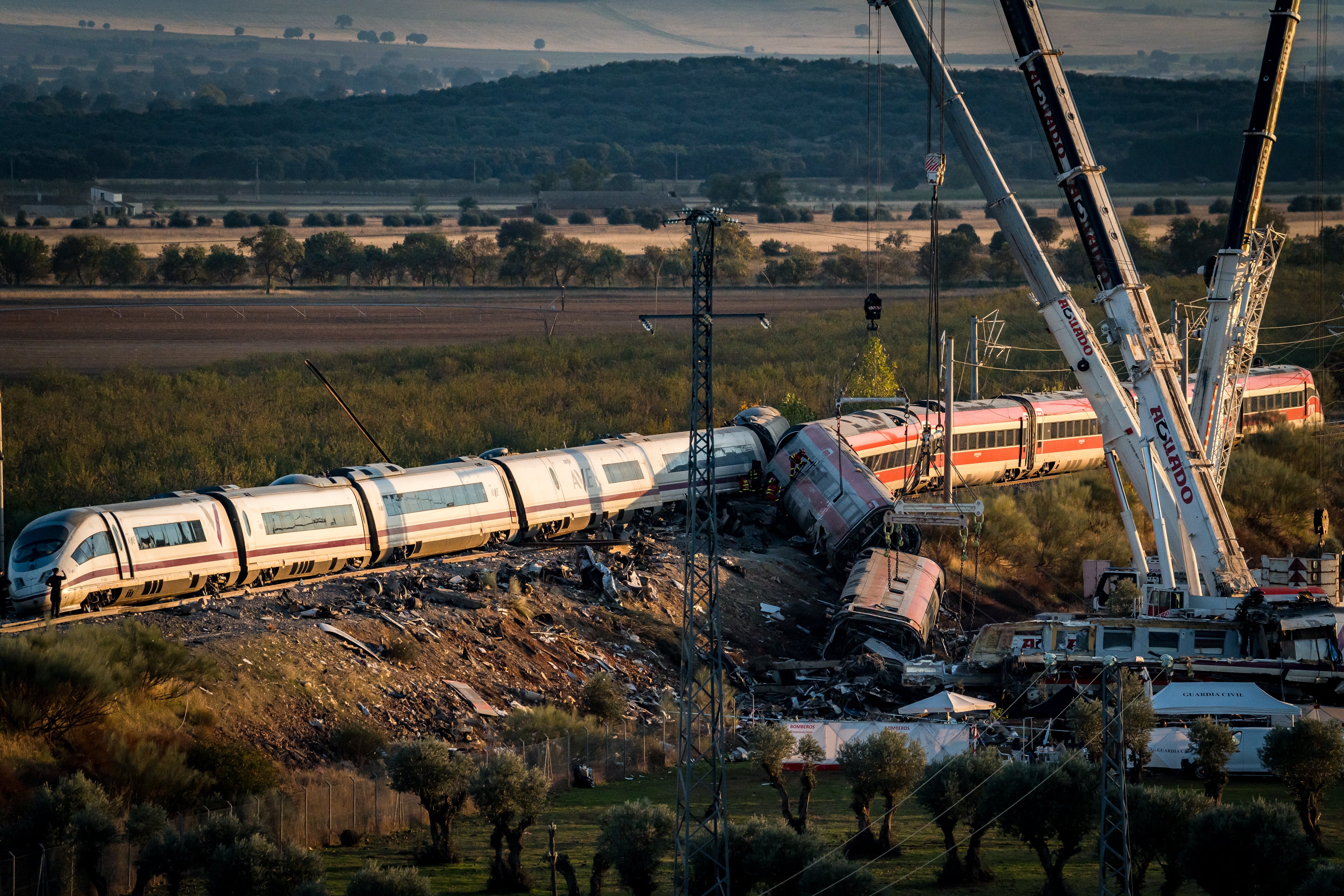 Varias grúas trabajan en la zona del accidente ferroviario en Urda. (Diego Radamés / Europa Press)