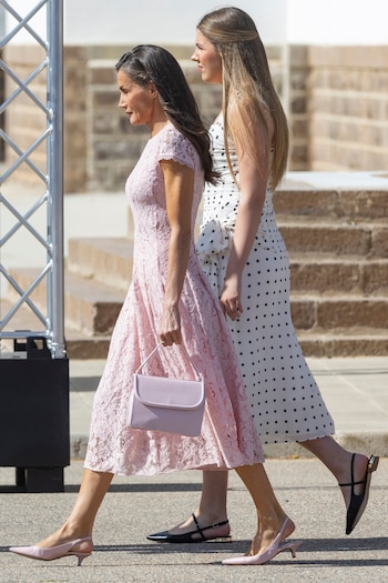 La reina Letizia y la infanta Sofía deslumbran en el gran día de la princesa Leonor (EFE)
