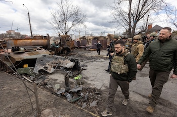 Zelensky camina junto a vehículos militares rusos destruidos en la ciudad de Bucha, en las afueras de Kyiv, un día después de que el mundo se avergonzara de los crímenes de guerra cometidos por las tropas rusas (Reuters)
