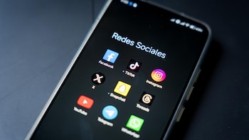 Las redes sociales impulsadas por inteligencia artificial pueden manipular sutilmente la opinión pública a gran escala