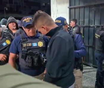 Un juzgado ordenó la aprehensión de varios uniformados de la Comisaría 13 tras comprobarse desvíos de ruta no autorizados y transbordos sospechosos durante el traslado de dos hermanos liberados por falta de pruebas. (Imagen de cortesía)