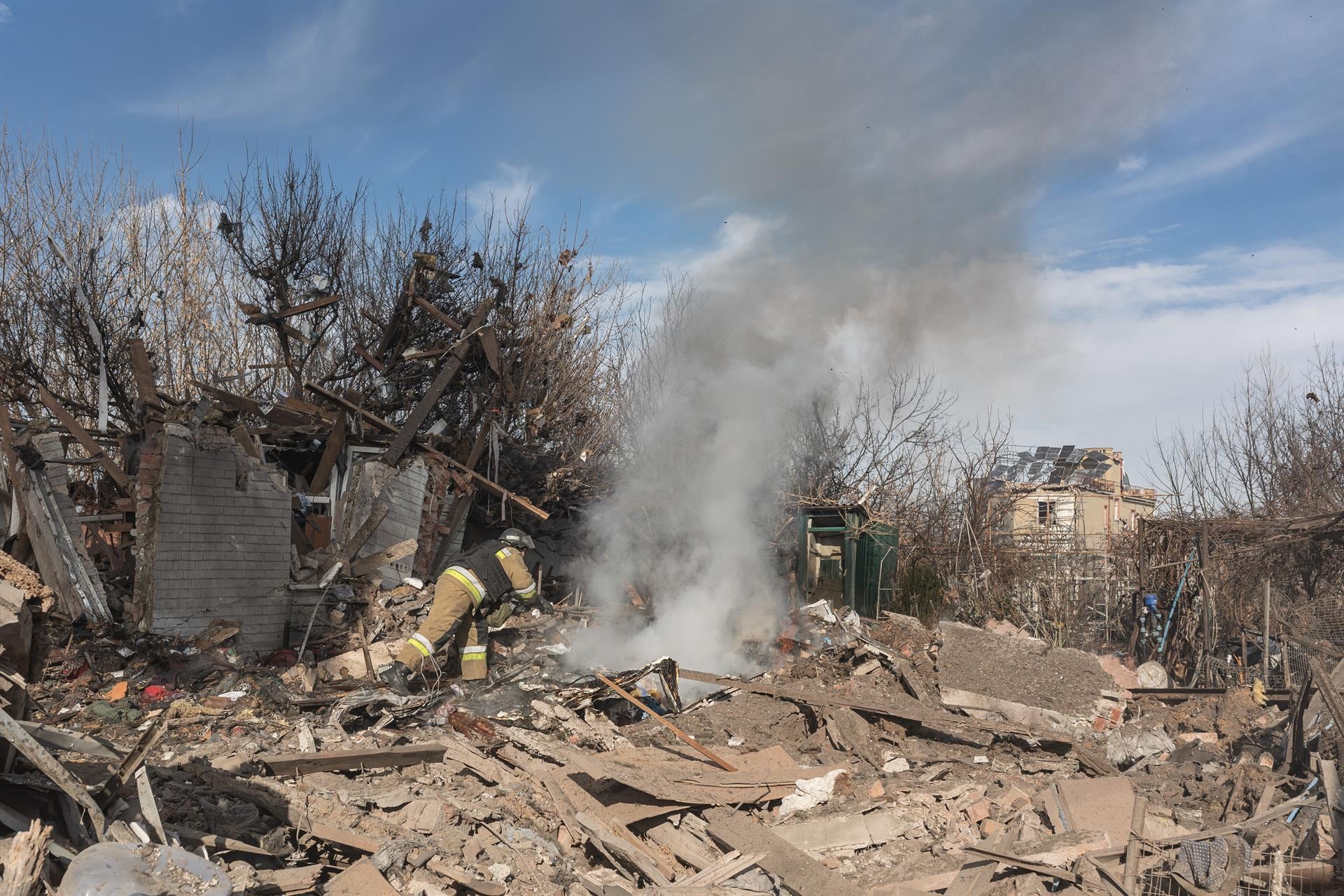 Bomberos trabajan para apagar el fuego tras un ataque ruso contra Ucrania (Europa Press)