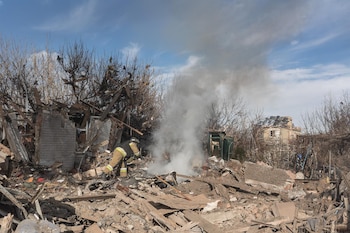 Bomberos trabajan para apagar el