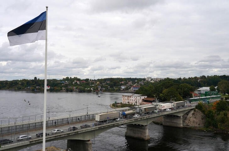 Imagen de archivo del puente fronterizo entre Estonia y Rusia sobre el río Narva. 18 septiembre 2022. (REUTERS/Janis Laizans)