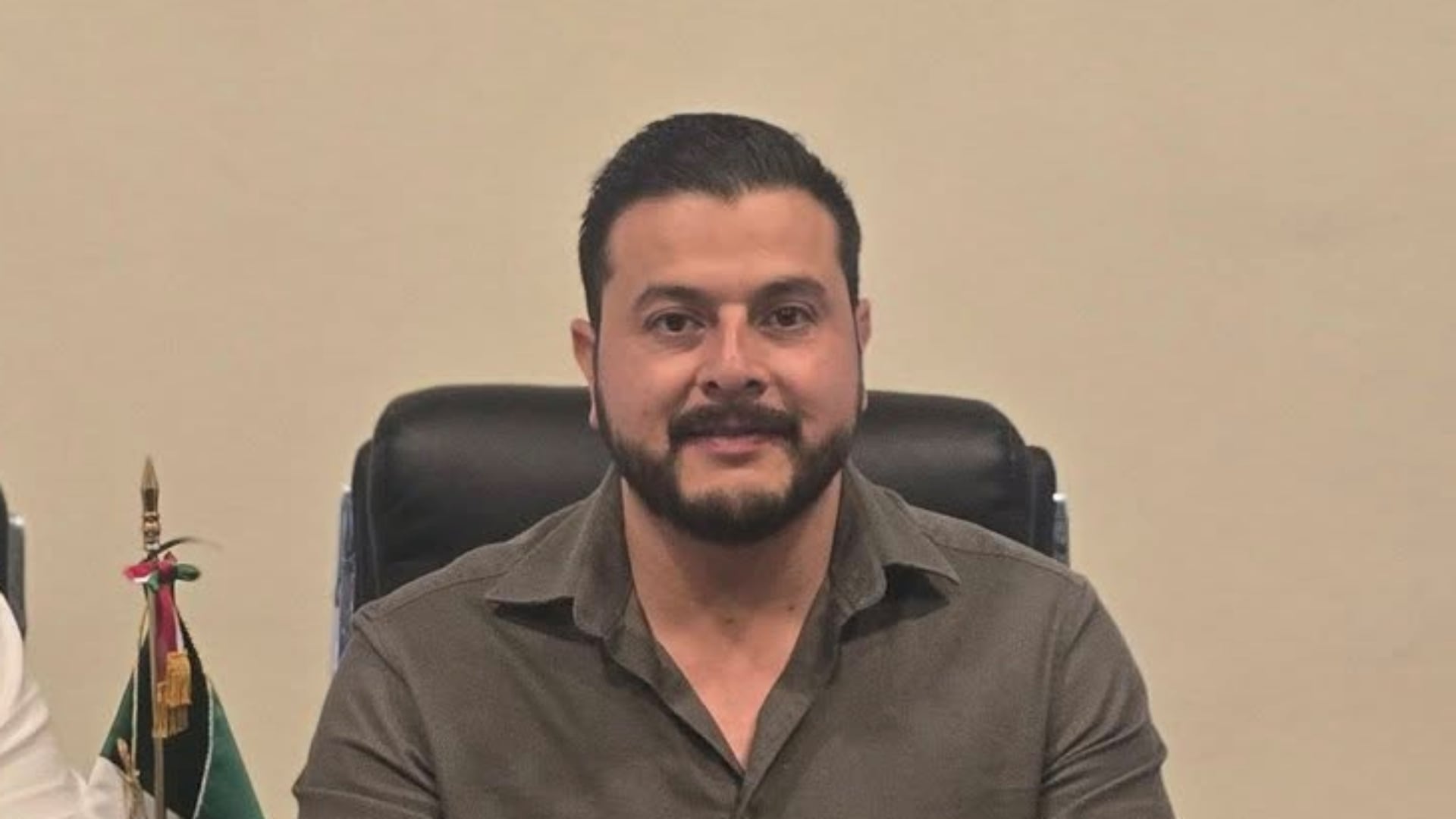 El vehículo en el que viajaba chocó cuando circulaba por la carretera.Foto: Facebook / Alfredo González Quiroz