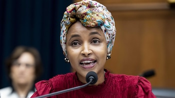 Un hombre rocía con una