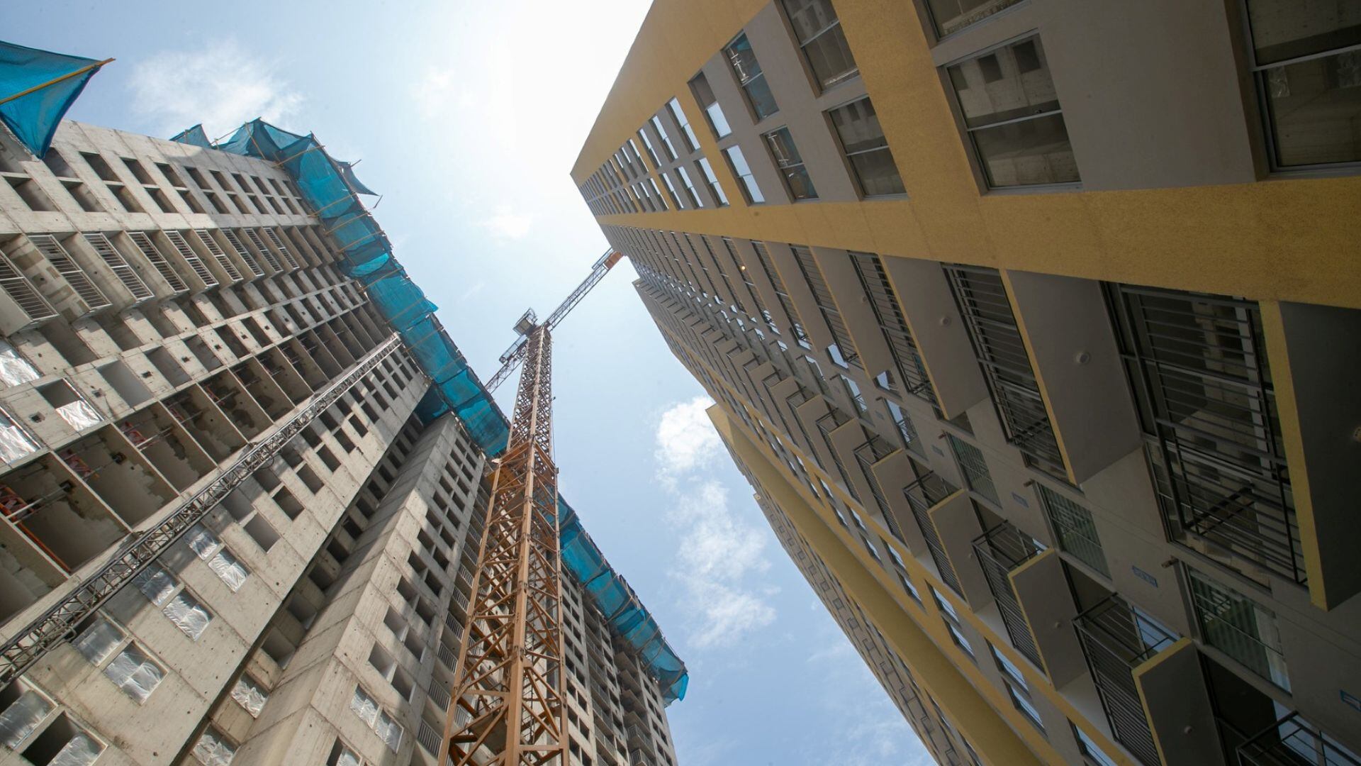 La controversia resuelta por el Tribunal Constitucional sobre edificaciones de más de 15 o 20 pisos en zonas exclusivas de Lima puso de manifiesto la necesidad de revisar las normativas existentes para garantizar que los proyectos de VIS cumplan con su propósito social.