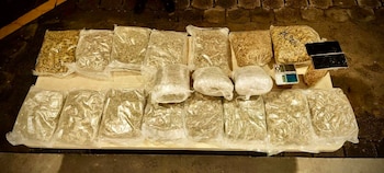 La PNC y la FAES capturaron en Ilopango a Kevin Josué Galeas Franco por tráfico ilícito tras decomisarle 18 paquetes grandes de marihuana. (Foto cortesía Fuerza Armada)