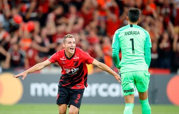Fotografía tomada en abril de 2019 en la que se registro al futbolista argentino Marco Ruben (i), al actuar para el Atlético Paranaense de Brasil y actual delantero del club argentino Rosario Central. EFE/Hedeson Alves/Archivo