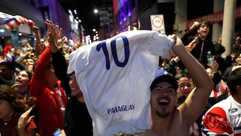 Noche de fiesta sin fin y feriado en Paraguay: las calles de Asunción estallaron al celebrar la victoria contra Alemania en el Mundial