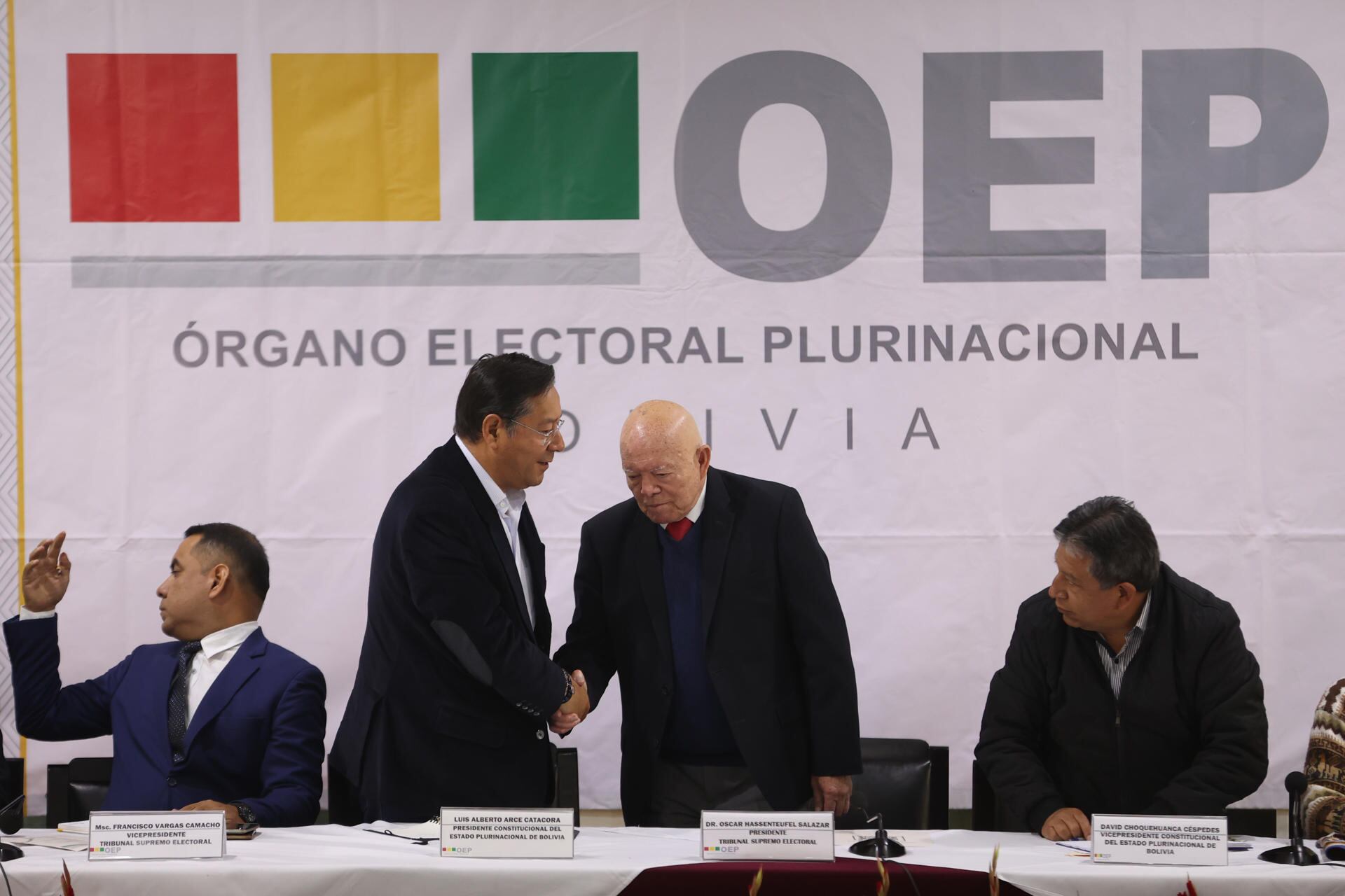 El presidente de Bolivia, Luis Arce (i), fue registrado este lunes, 17 de febrero, al saludar al presidente del Tribunal Supremo Electoral (TSE) de Bolivia, Óscar Hassenteufel, durante la instalación del Tercer Encuentro Multipartidario e Interinstitucional por la Democracia, en La Paz (EFE/Luis Gandarillas)