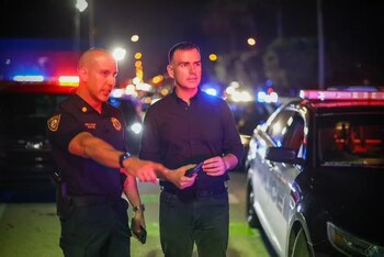 El comisionado Alex Fernandez recorre las calles de Miami Beach (Miami Beach Police)